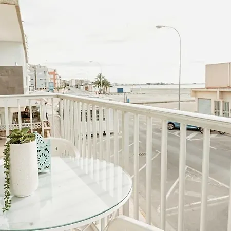 Frente Al Mar, Familiar Y Acogedor. *